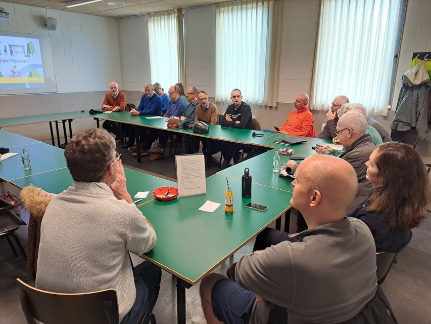 In het ontmoetingscentrum van Kasterlee kregen de aanwezige leden van de fietsersbonden uit de hele Kempen meer uitleg. 