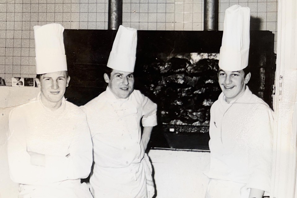 Roland (rechts) leerde koken op zijn 14de.