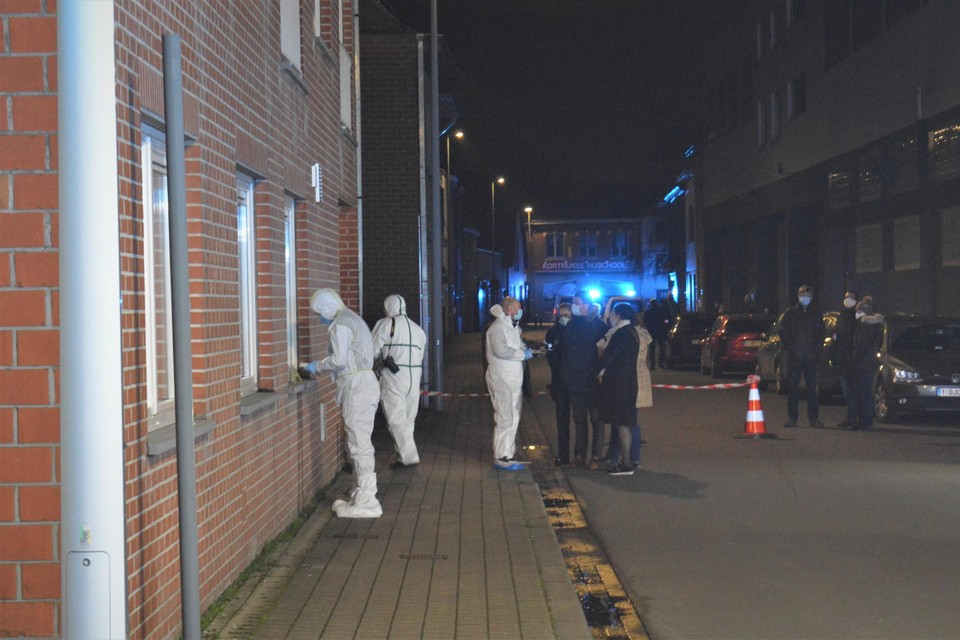 De avond van 12 januari werden omwonenden van de Spoorwegstraat opgeschrikt door twee geweerschoten.