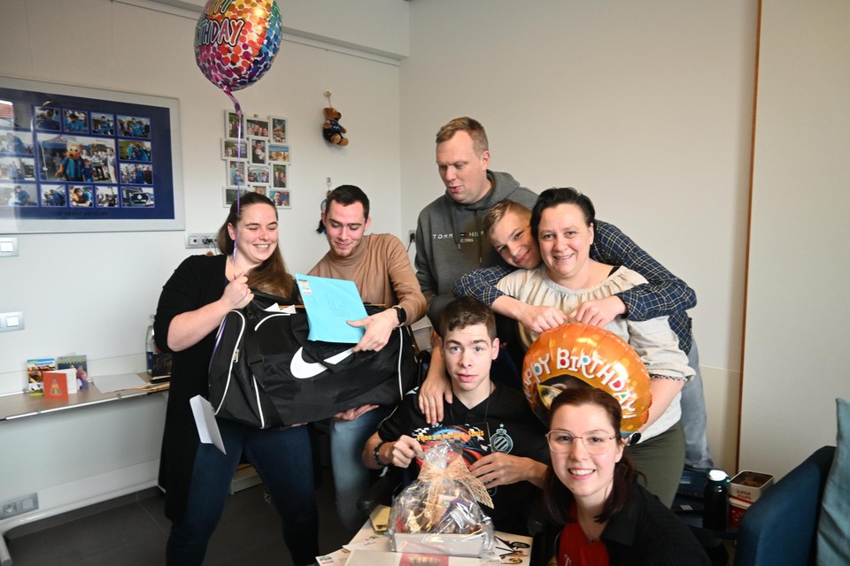 De familie en het verplegend personeel verrasten Janis op zijn verjaardag. Door hun oproep kreeg hij honderden kaartjes én felicitaties van enkele BV’s.