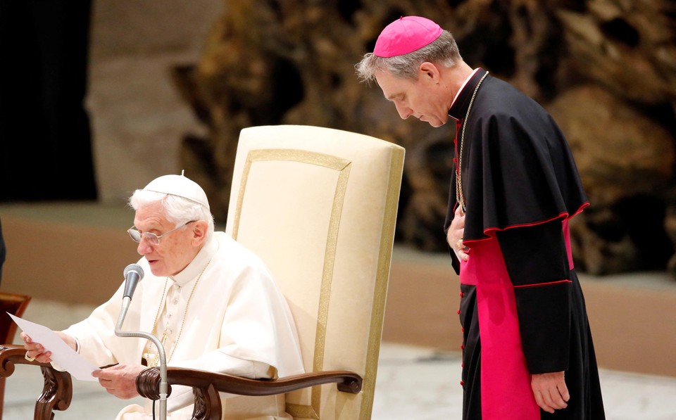 Почетный Папа Бенедикт XVI (слева) и его личный секретарь Георг Гансвайн (справа).  