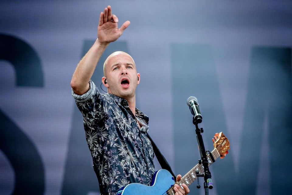 Op een minifestival van een klank- en lichtbedrijf treedt Stan Van Samang voor het eerst sinds de heisa rond de naaktbeelden op.