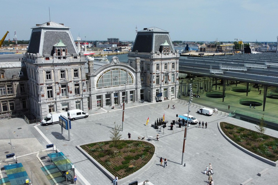 De hoofdingang van het Oostendse station werd afgesloten uit veiligheidsoverwegingen.