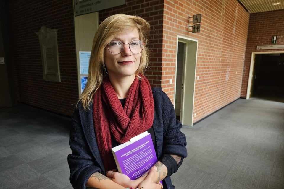 Cleaning woman Axelle (31) wants to help printed colleague, but he throws Chocopot to her face: « I just wanted to help » (Oostkamp)