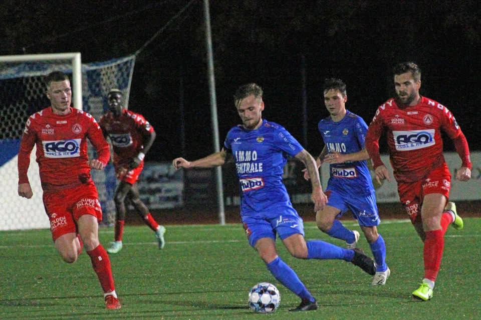 Liam Prez is te snel voor Ante Palaversa en Lucas Rougeaux.