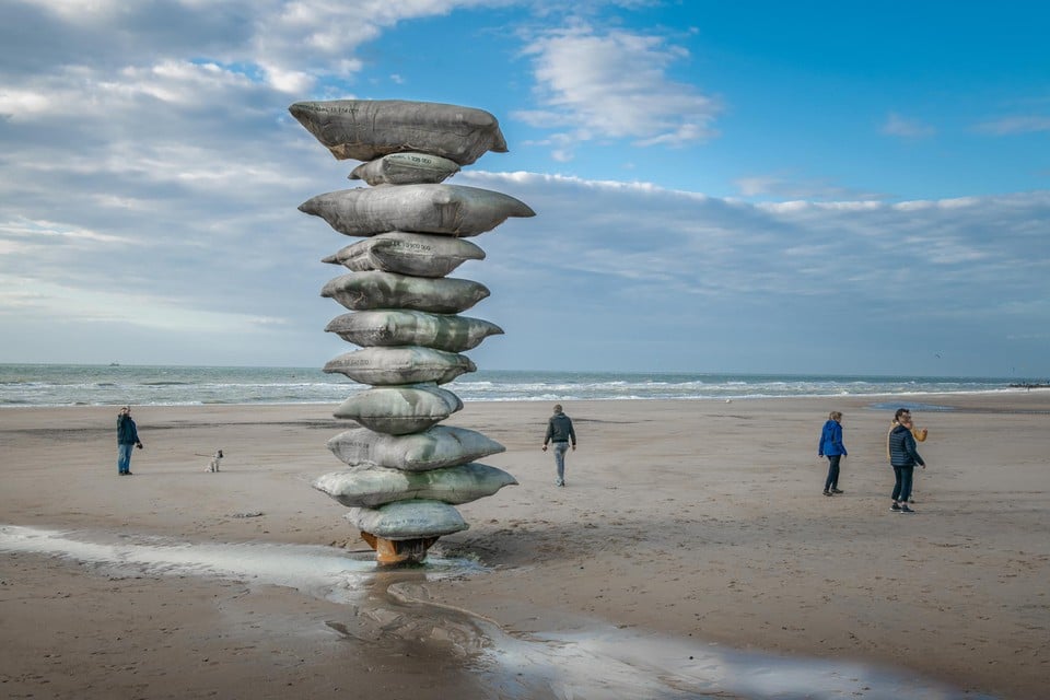 ‘Pillage of the sea’ van Rosa Barba: een wankele poging om de stijgende zeespiegel tegen te gaan.