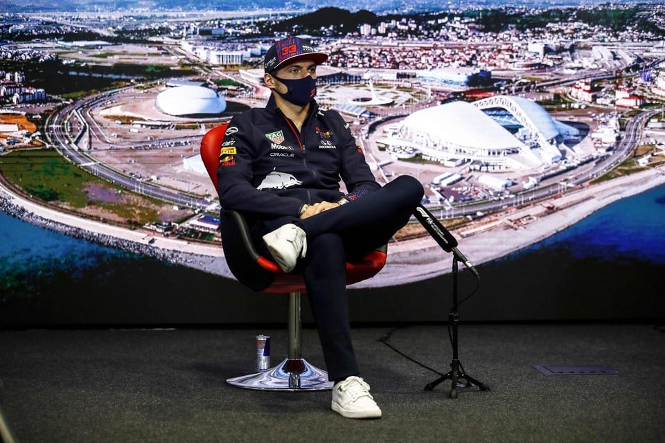 Verstappen op de persconferentie voor de GP van Rusland.