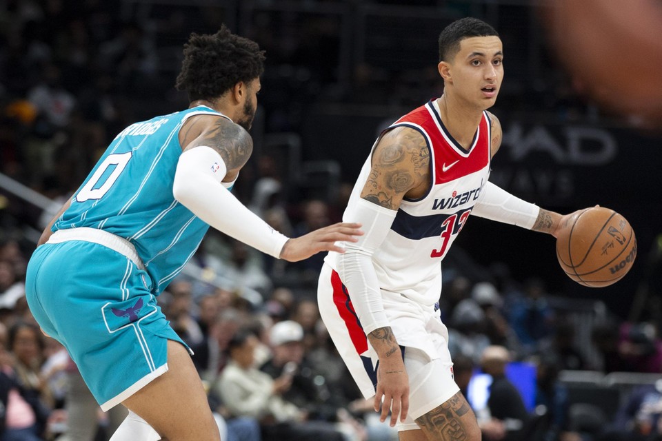 Kyle Kuzma in sportkledij.