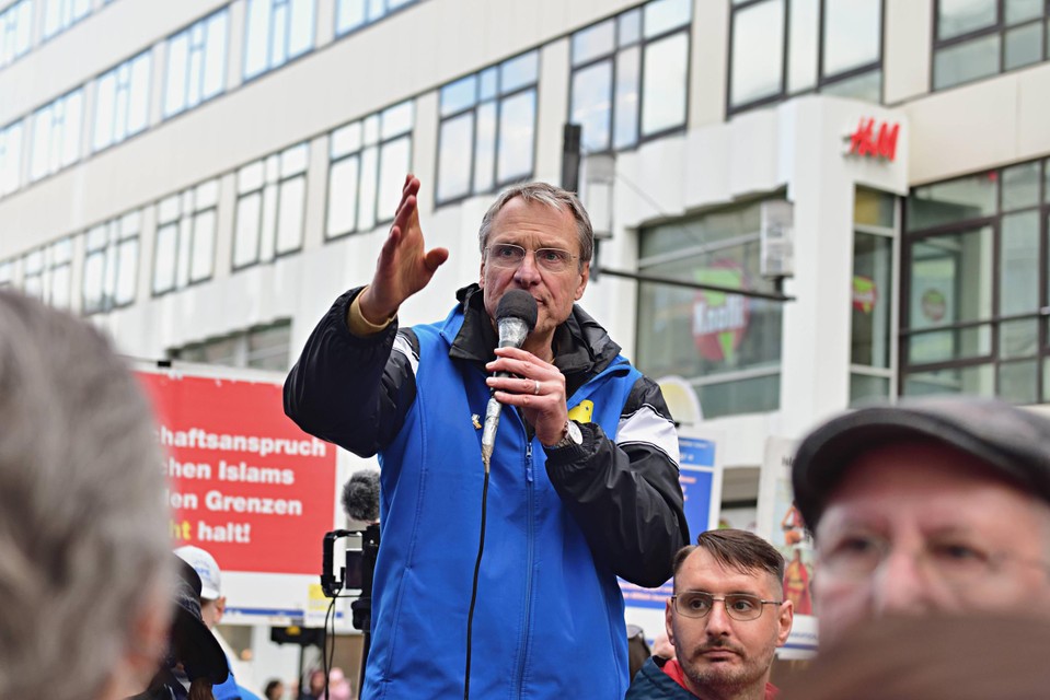 Michael Stürzenberger tijdens een eerdere bijeenkomst in maart van dit jaar.