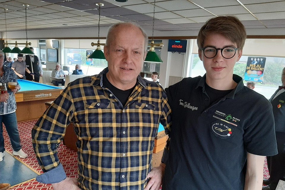 Eddy Bollansée van café De Vogelzang uit Pulderbos en zijn pupil Toon Bollansée (16) in BC De Ploeg waar het Belgisch kampioenschap vrijspel bij de jeugd werd gespeeld.