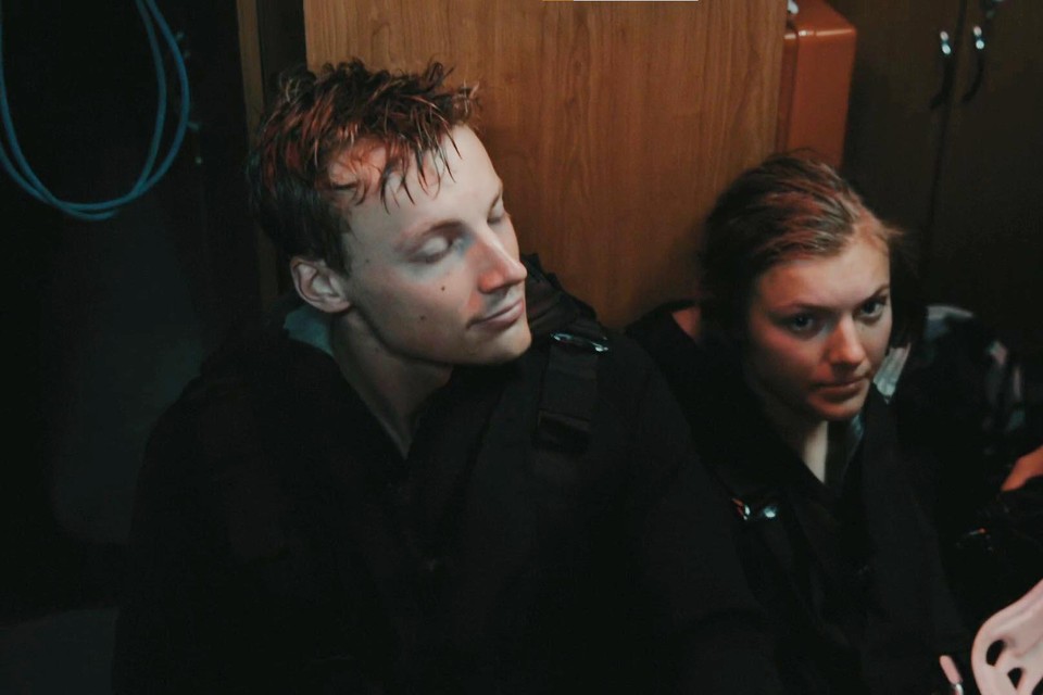 Dries en Kaat Borstlap zeeziek op de Castor tijdens een missie in Kamp Waes.