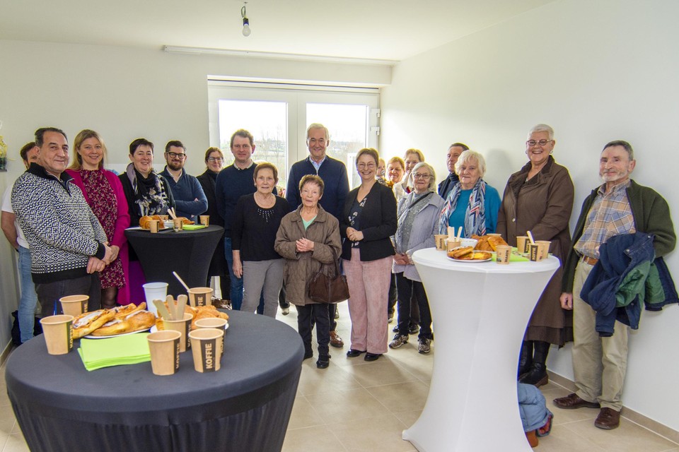 Het gemeentebestuur van Kluisbergen met de huurders en een delegatie van de bouwmaatschappij.