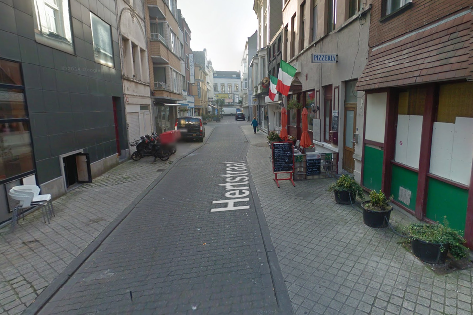 In de Hertstraat in Oostende ramde een automobilist een terras. 