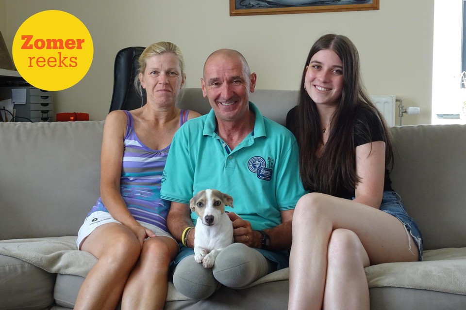 Eddy De Visscher, zijn echtgenote Griet en dochter Kiara leerden leven met de onomkeerbare gevolgen van Eddy’s ongeval. Trouwe hond Nola wijkt geen seconde van Eddy. 