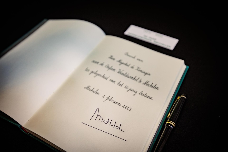 Bij haar vertrek tekende Koningin Mathilde het gulden boek.