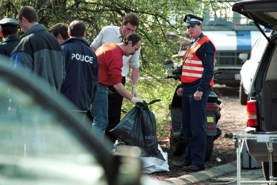 “weer sluistorters”, denkt een politieman als hij op 22 maart 1997 vuilniszakken vindt langs de rue Emile Vandevelde in Cuesmes (Bergen). De waarheid blijkt gruwelijker. 