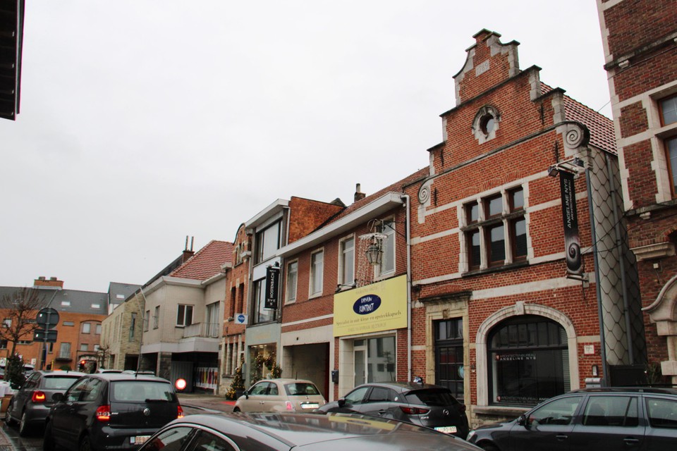 Rechts het opmerkelijke burgerhuis Den Dobbel Arend met de historische  trapgevel.
