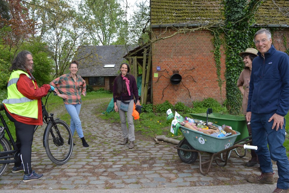 Henri Mentink en Marieke arriveren bij de familie Willaeys in Halle waar de bakermat van Velt ligt. 
