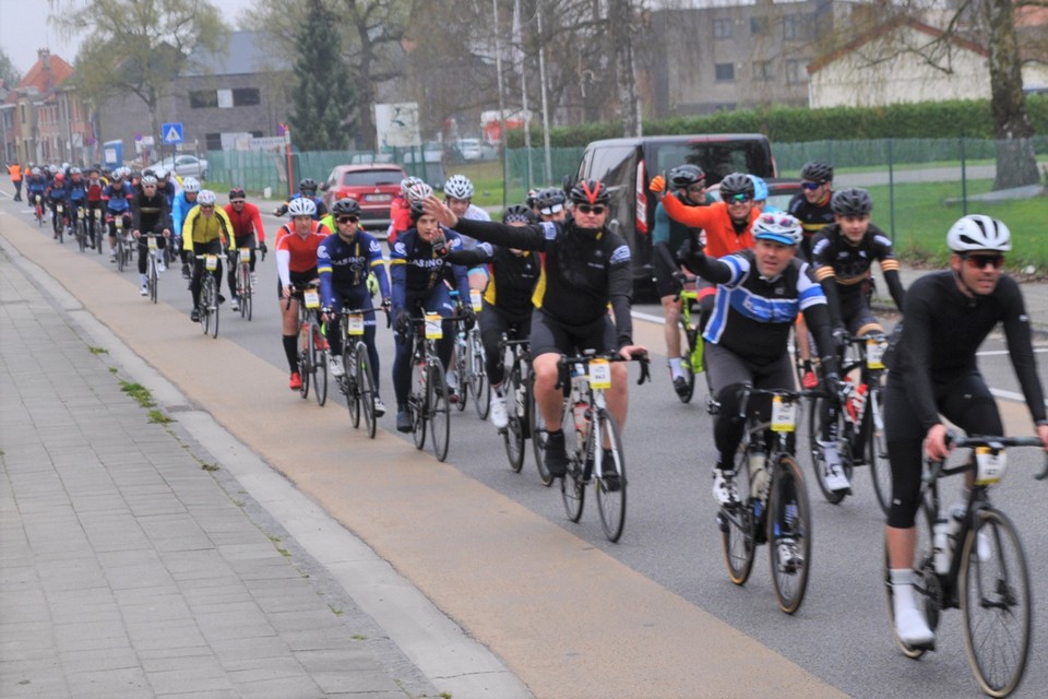 Een beeld van vorig jaar: wielertoeristen rijden hun Ronde van Vlaanderen. 