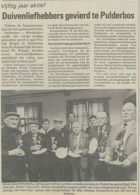 Een artikel uit de oude doos over zeven duivenmelkers uit het samenspel Pulderbos, Pulle en Wechelderzande die al vijftig jaar speelden en hier door De Witpen gevierd werden in zaal Vrolijk België.