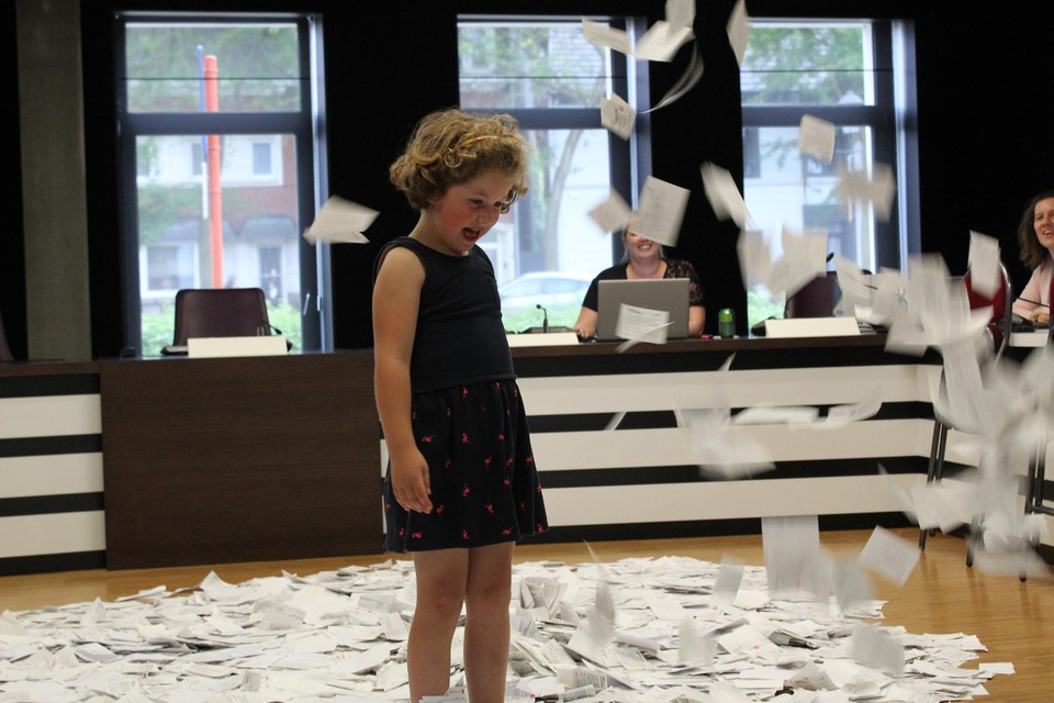 Mies bedolven onder 20.000 deelnemersformulieren