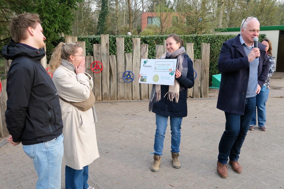 Juf Gitte verrast Elines tweelingbroer Sebastiaan en Stien Hardy met de opbrengst van de Sint-Ludgardis-vastactie: 9500, een bedrag dat de uren nadien nog flink zou aangroeien.