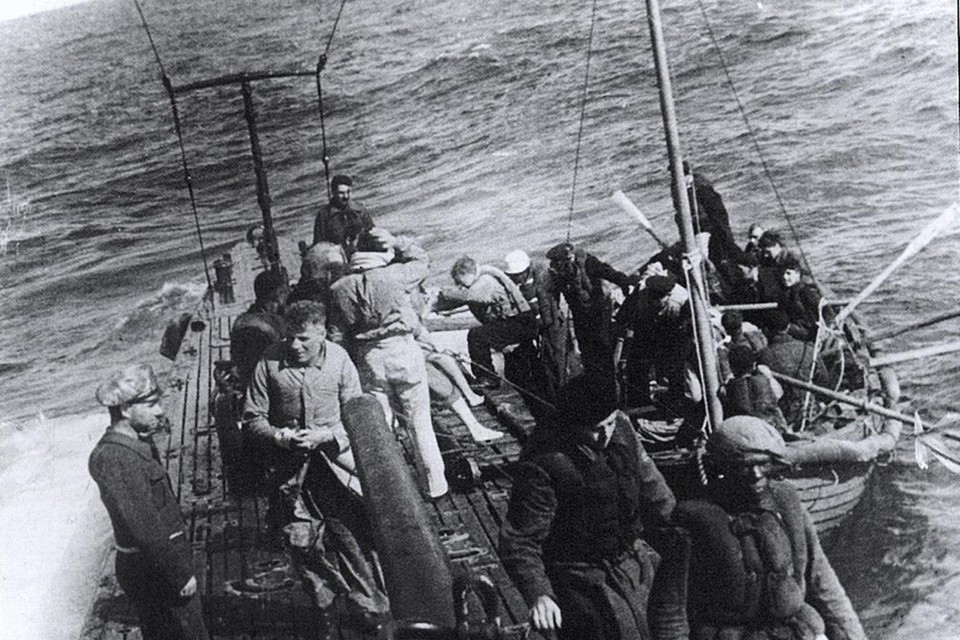 Belgische overlevers die vanop hun reddingssloep aan boord van de onderzeeër werden overgeheveld.