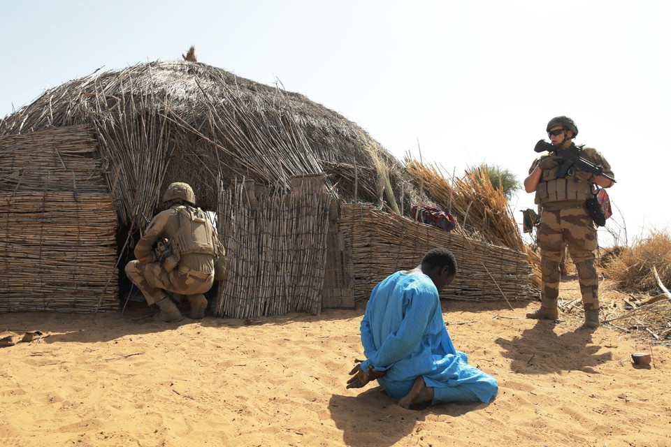 Archiefbeeld: Franse soldaten van operatie Barkhane sporen terroristen op.