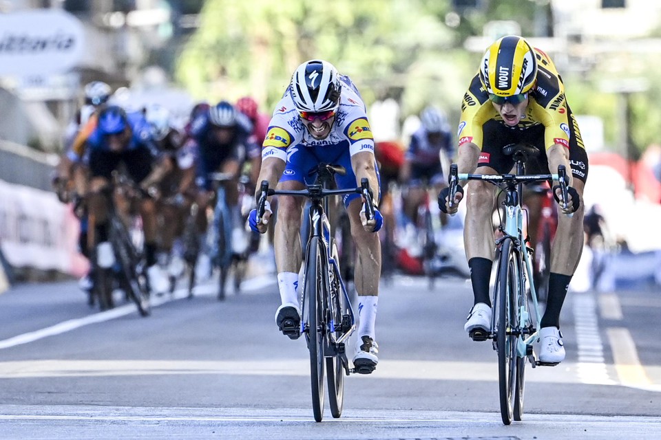 Van Aert neemt de maat van Alaphilippe in Milaan-Sanremo.