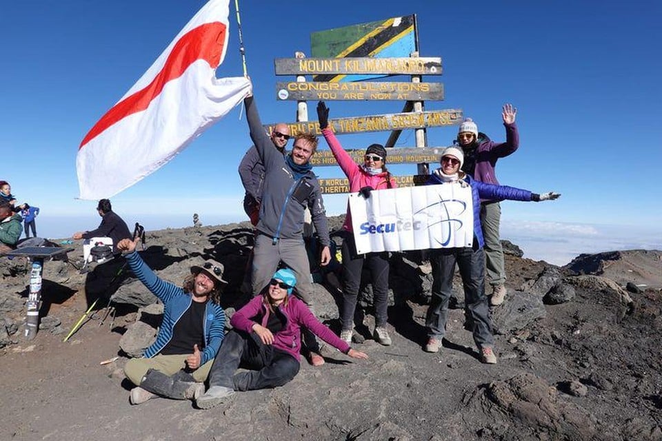 Jelle Veyt hees de vlag van Dendermonde op de top van de Kilimanjaro.