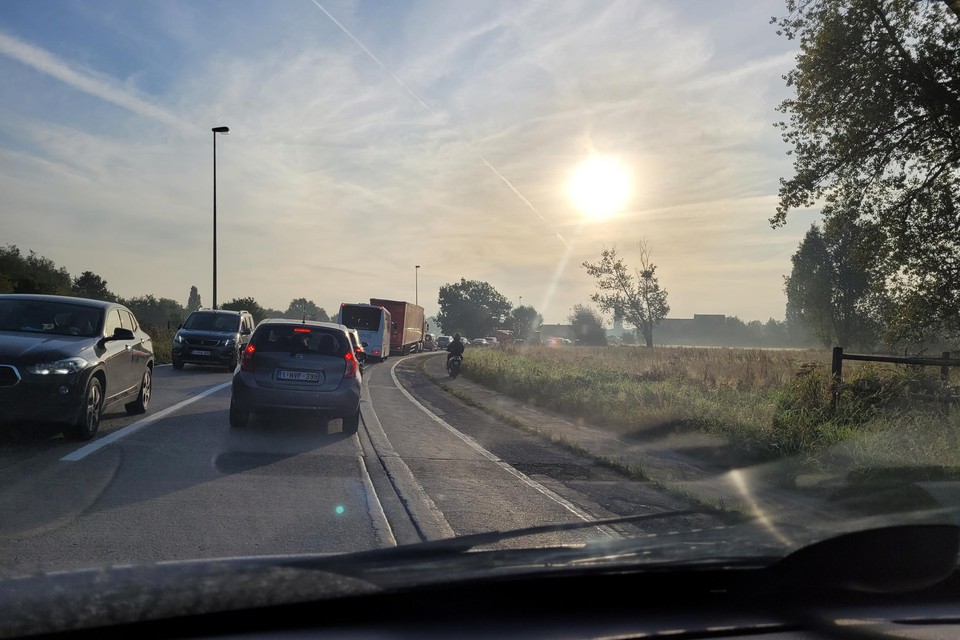 De ochtendfile tussen Reet en Waarloos.