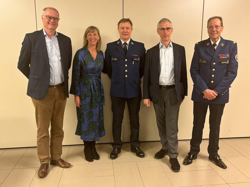 Hoofdcommissaris Eric Vandeputte (midden) omringd door burgemeester Filip Thienpont, Elsie Sierens, Dirk De Maeseneer en rechts korpschef Yves Asselman