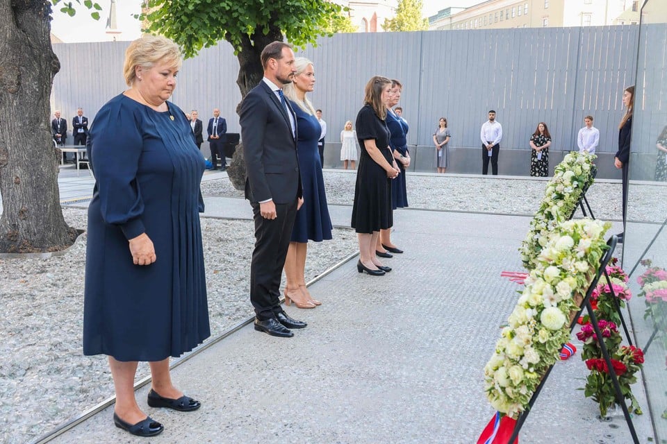 De Noorse premier Erna Solberg (links)