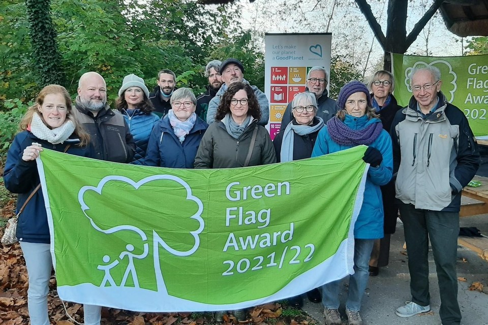 Een aantal beheerders en vrijwilligers van Park Vordenstein met boswachter Wouter Huygens met de in november al gewonnen nieuwe Green Flag. 