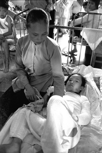 Phan Thi Kim Phuc samen met haar moeder, twee dagen na de aanval 
