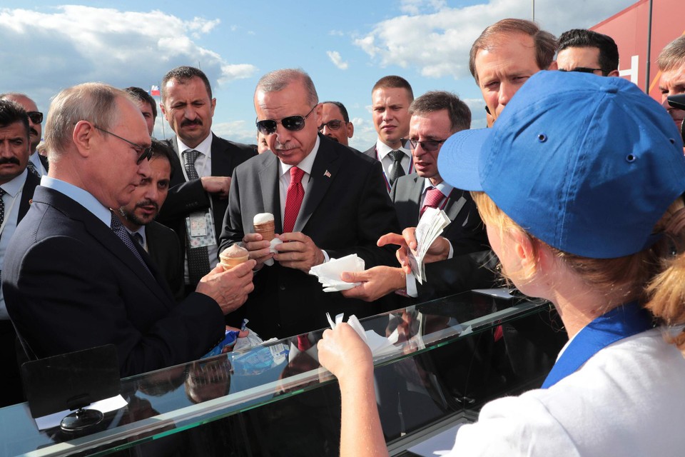 Archiefbeeld: Vladimir Putin en Recep Tayyip Erdogan eten een ijsje in de buurt van Moskou in 2019. 