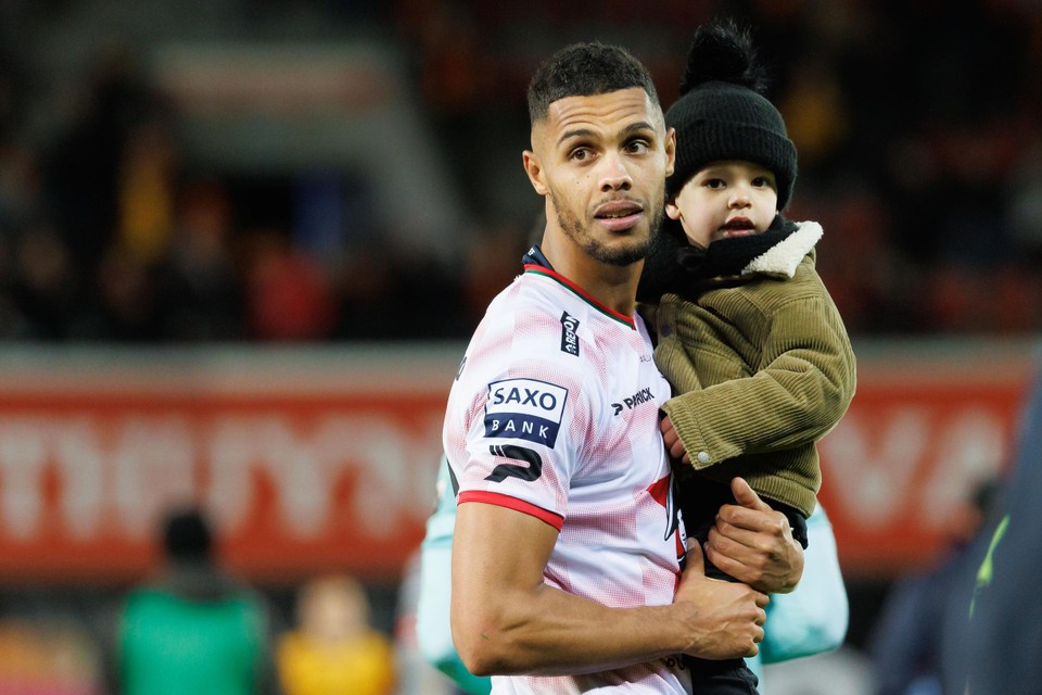 Zinho Gano celebrates the victory against Mechelen with son Navario on his arm.  “It was still raining too much against Anderlecht, but now I could take my baby on my arm and celebrate with the fans.” 