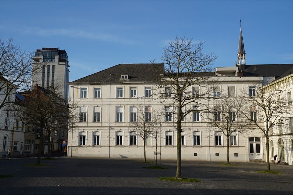 In woonzorgcentrum Ter Rive op het Sint-Pietersplein overleden tien bewoners op vijf dagen tijd. Gisteren kwamen coronatests toe voor alle bewoners en personeel.