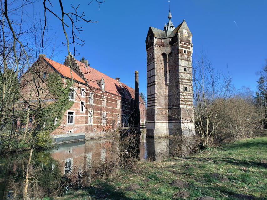 Aan de overkant van de straat bevindt zich de bekende Donjon Ter Heyden.