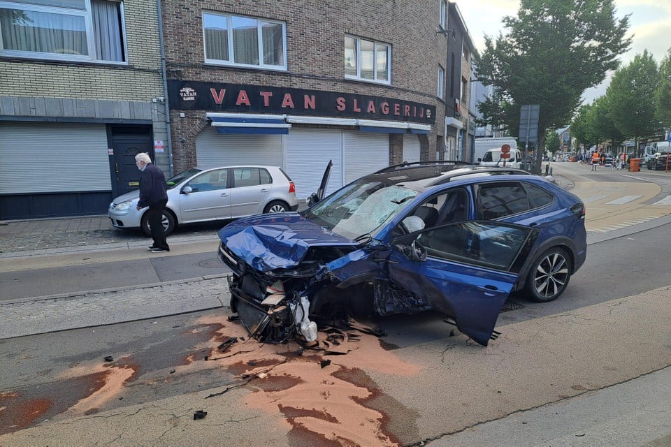 Two major accidents in the same street in Ghent: drunken director (22) addresses havoc (Ghent)