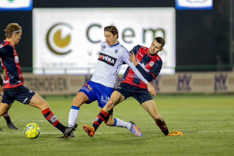 Nicolas Orye, goed voor het Heistse doelpunt, wordt door twee Luik-spelers in de tang genomen.