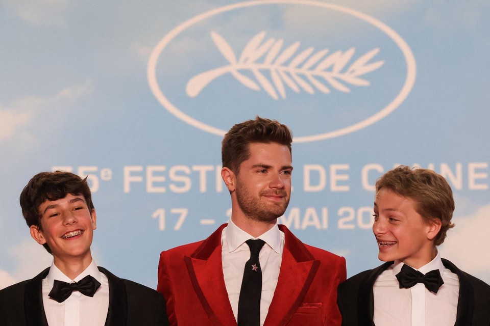 Regisseur Lukas Dhont met acteurs Gustav De Waele (links) en Eden Dambrine (rechts) op de rode loper in Cannes. 