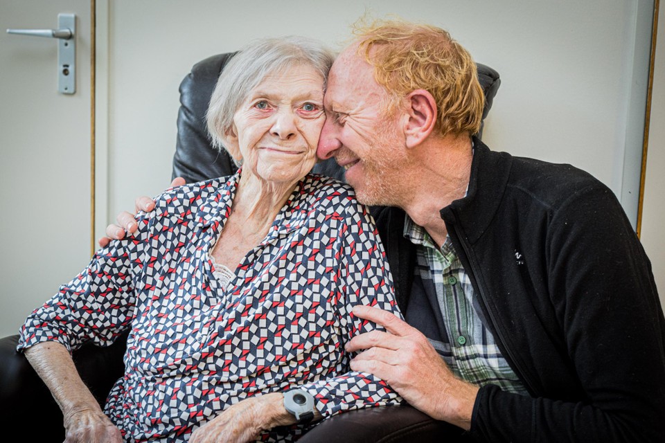 Peter zag deze week na zes jaar zijn moeder Irena (92) terug. Al die tijd hadden ze alleen contact via Skype.