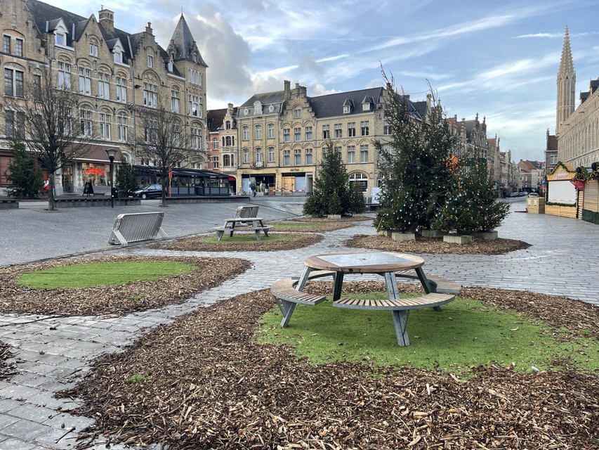 Ook de laatste paar  iglo’s op de Grote Markt zijn nu weg. 