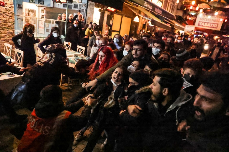 Geregeld is er spontaan protest in de steden zoals hier in Istanboel tegen  het kapseizen van de koopkracht. Maar de oppositie blijft heel voorzichtig, uit vrees dat Erdogan, als hij de kans ziet, de noodtoestand zal uitroepen.   