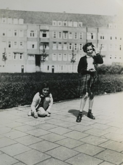 Anne Frank  met haar vriendin Hannah Goslar op het Merwedeplein in mei 1940.