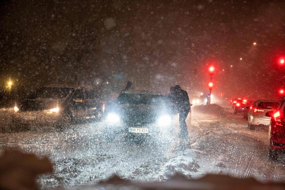 Auto’s rijden zich vast tijdens de sneeuwstorm in Aalborg. 