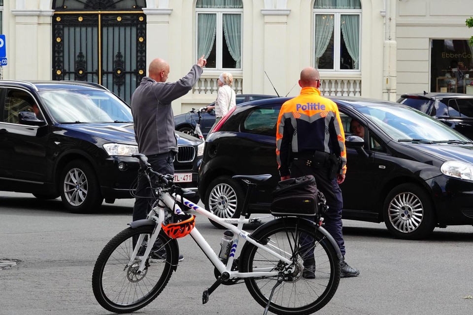 De politie werd erbij gehaald om de grote toevloed in goede banen te leiden.
