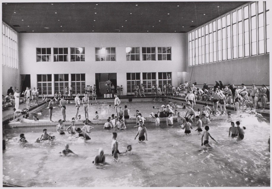 Het zwembad opende op 6 juli 1924. De binneninrichting werd veranderd, maar de kom van het zwembad is zelfs vandaag nog steeds dezelfde. 