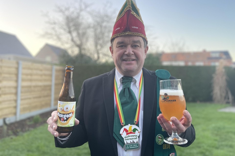 Lieven Ryckbosch, voorzitter van de vzw Keikoppencarnaval, met het bier Kekgoai. 